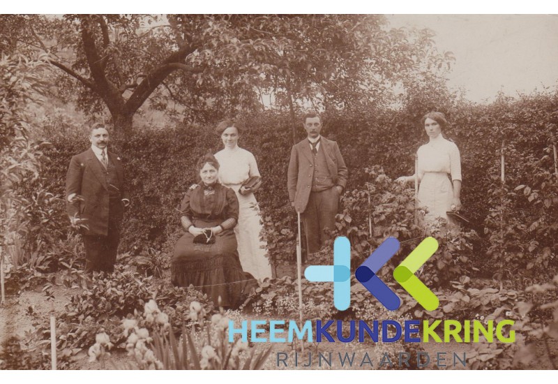 br121 W.bruns en fam. vd loo in de tuin van Hoek huis
